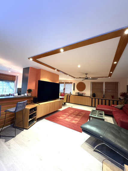 Reality KOMPLEX s.r.o., ponúka na PREDAJ luxusný nadštandardný 4 izbový rodinný dom s bazénom, krytou terasou v tichej časti Komárna !!!