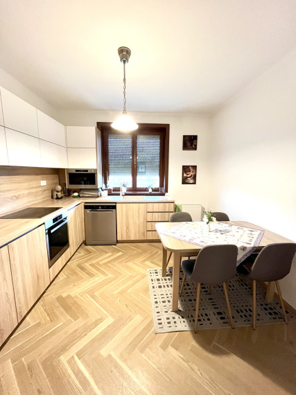 Reality KOMPLEX s.r.o., Vám ponúka na predaj 3-izbový dom s modernizáciou a samostatným salónom v obci Okoč