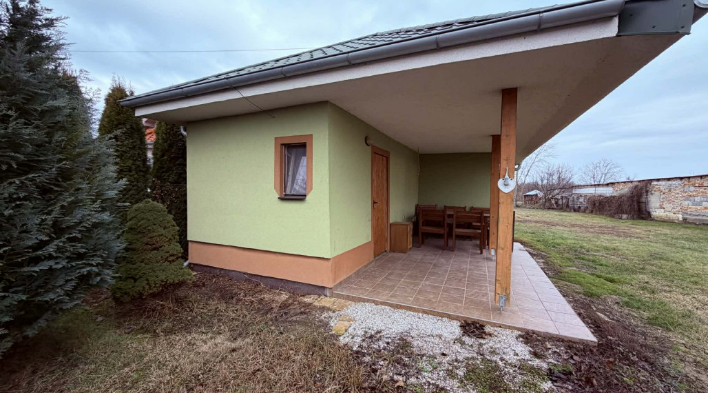 Reality KOMPLEX s.r.o. Vám ponúka na predaj útulný rekreačný domček situovaný v pokojnej lokalite obce Klížska Nemá, v bezprostrednej blízkosti jazera.