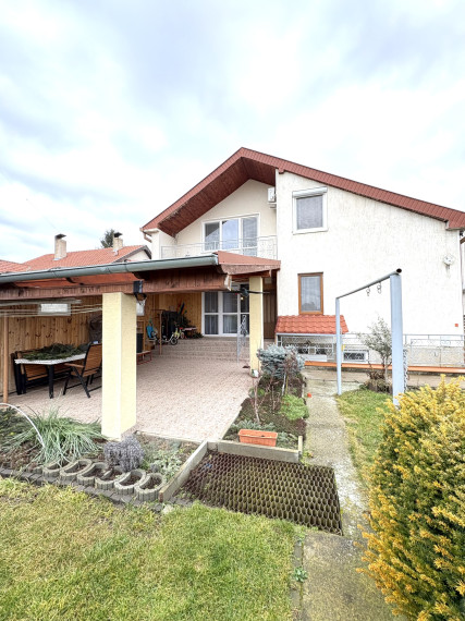 IBA U NÁS !!! Reality KOMPLEX s.r.o., ponúka na PREDAJ 5 izbový zrekonštruovaný rodinný dom s garážou v tichej časti v Nesvadoch !!!