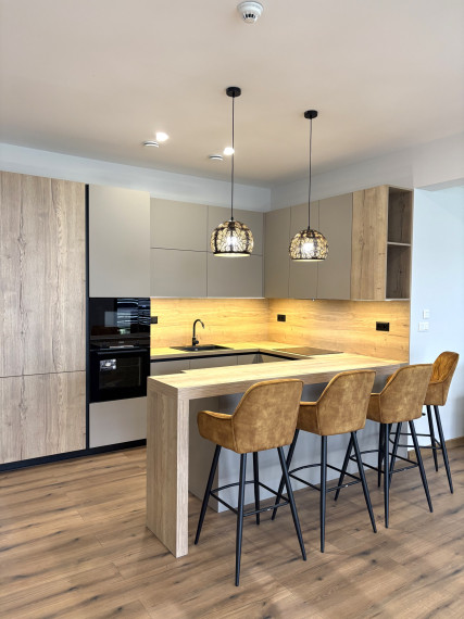 IBA U NÁS !!! Reality Komplex s.r.o. Vám exkluzívne ponúka výnimočný rodinný dom, ktorý spája moderné technológie, čistý dizajn a absolútny komfort bývania v Komárne !!!