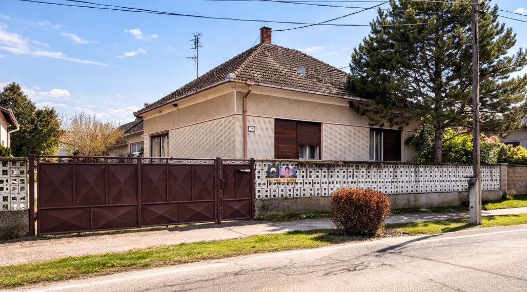 Reality KOMPLEX s.r.o. Vám ponúka rodinný dom s historickým nádychom na veľkorysom pozemku v centre obce Ňárad.