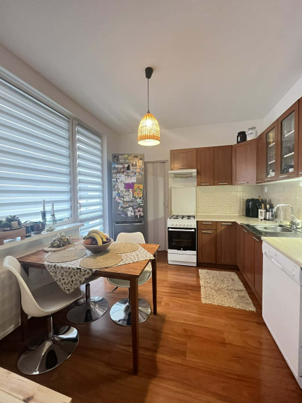 Reality KOMPLEX s.r.o. Vám ponúka na predaj veľkorysý 4-izbový byt v meste Komárno.