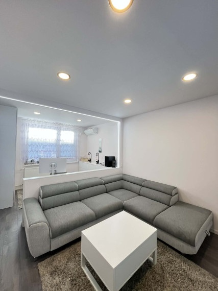 IBA U NÁS!!! Reality KOMPLEX s.r.o., Vám ponúka na PREDAJ krásny 2 izbový byt s balkónom v obľúbenej lokalite Mesta Komárno!