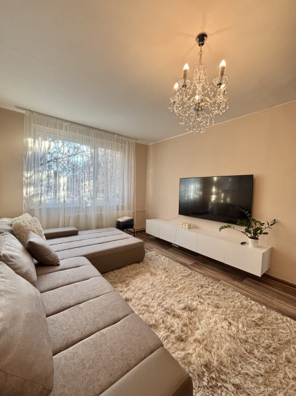 Reality KOMPLEX s.r.o., Vám ponúka na prenájom  zariadený trojizbový byt v atraktívnej lokalite mesta Komárno.