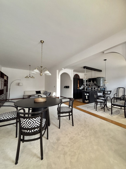 Exkluzívne iba u nás Vám Reality KOMPLEX s.r.o., ponúka na prenájom  nadštandardný, zariadený trojizbový byt s garážou v absolútnom centre mesta Komárno.