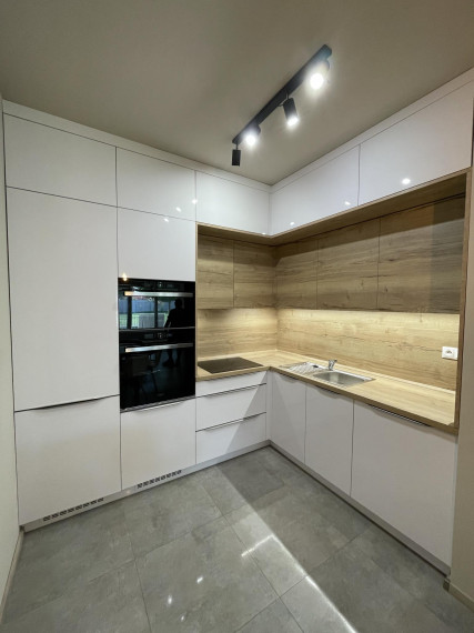 Reality KOMPLEX s.r.o. Vám ponúka luxusný 2-izbový byt s garážou a veľkou terasou NA PRENÁJOM