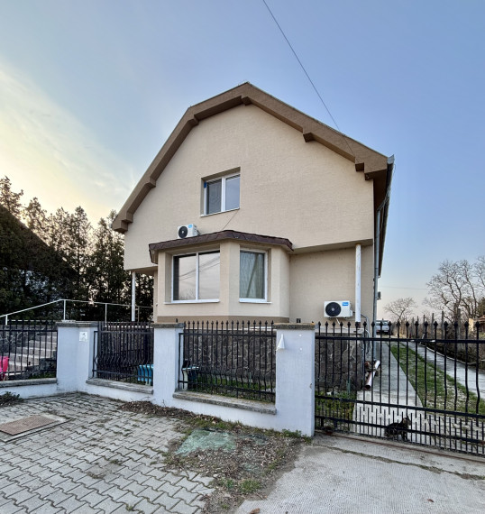 Exkluzívne iba u nás Vám Reality komplex s.r.o., ponúka na predaj priestranný  podkrovný rodinný dom so suterénom a s veľkou garážou, nachádzajúci sa v obci Zelený Háj !