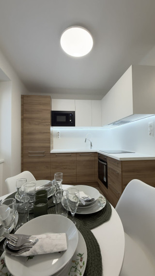 Reality KOMPLEX sro Vám ponúka na prenajom kvalitne zrekonštruovaný, kompletne zariadený 2 izb.byt v meste Komárno. .