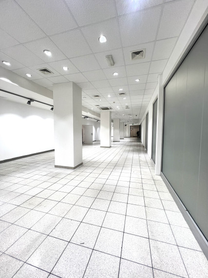 Kiadásra kínálunk üzlet helységeket, irodai helységeket Komárom központjában