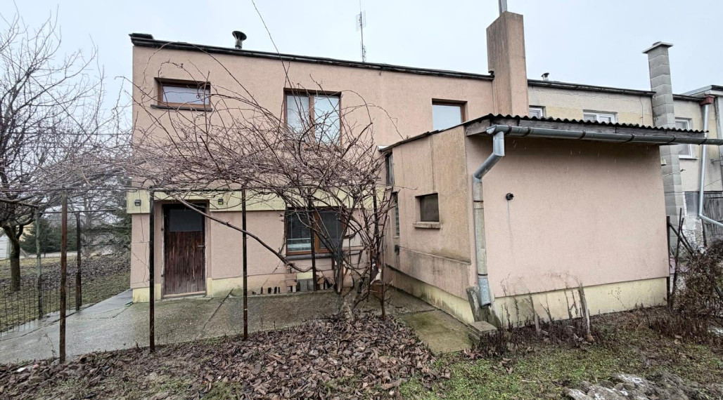 Reality KOMPLEX s.r.o Vám EXKLUZÍVNE ponúka na predaj radovỳ rodinnỳ dom v obci Trávnik.