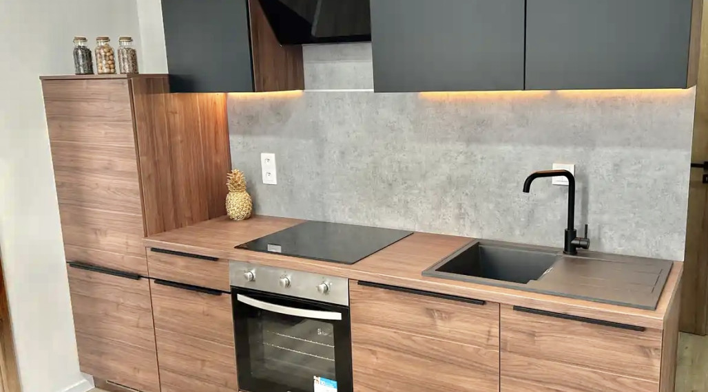 Iba u nás Vám Reality KOMPLEX s.r.o., ponúka na prenájom krásny jednoizbový byt vo vyhľadávanej lokalite ( sedmička ) mesta Komárno.