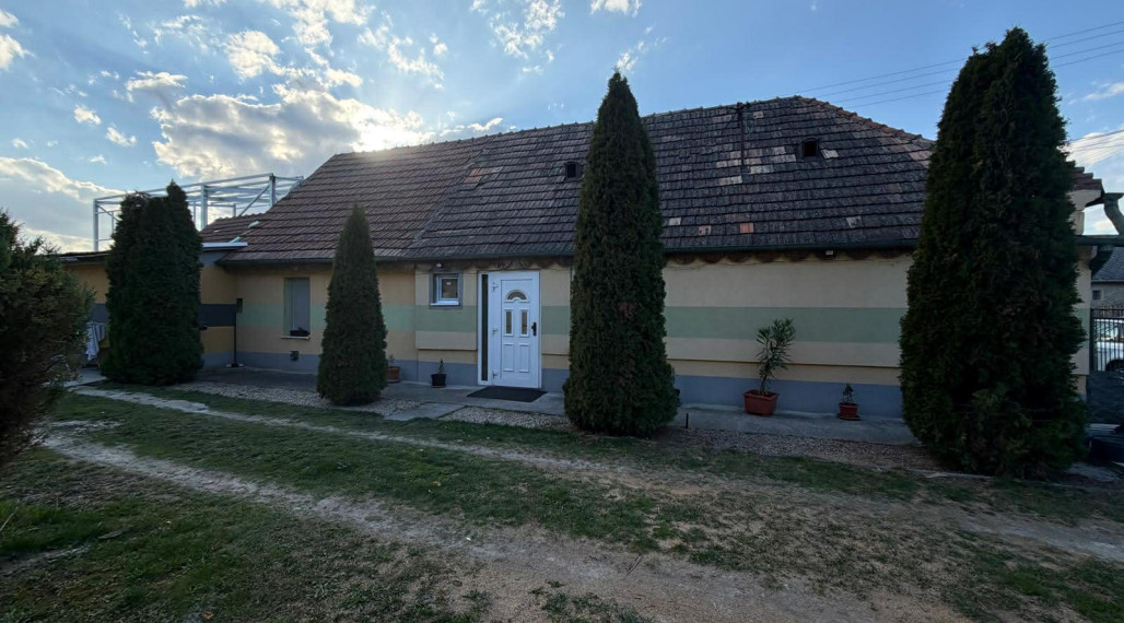 Reality KOMPLEX s.r.o. VámEXKLUZÍVNE ponúka na predaj rodinný dom v obci Zemianska Olča.