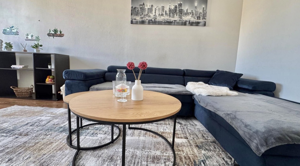 Reality KOMPLEX s.r.o., Vám ponúka na prenájom kompletne   zariadený veľkoplošný dvojizbový byt s balkónom v atraktívnej lokalite, v meste Šurany.