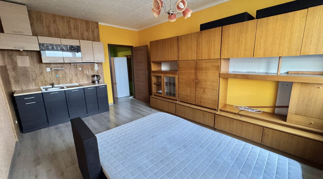 Reality KOMPLEX s.r.o., Vám ponúka garsonku vo VYHĽADÁVANEJ lokalite mesta Nové Zámky  od spoľahlivého majiteľa!!!!