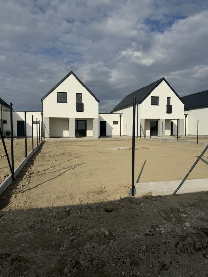 Reality KOMPLEX s.r.o. Vám ponúka na predaj tri moderné radové rodinné domy, nachádzajúce sa vedľa seba v novej, vyhľadávanej mestskej časti Kolárova.