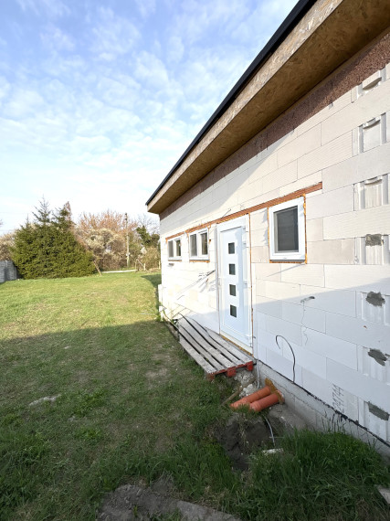 EXKLUZÍVNE IBA U NÁS !!! Reality Komplex s.r.o. vám ponúka na predaj výnimočnú novostavbu víkendového domu v jednej z najlukratívnejších lokalít – len 50 metrov od nádherného Dunaja v Moči.