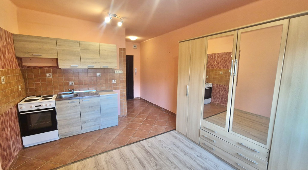 Reality KOMPLEX s.r.o., Vám ponúka na PREDAJ atraktívnu garzónku v mimoriadne vyhľadávanej lokalite Mesta Komárno.