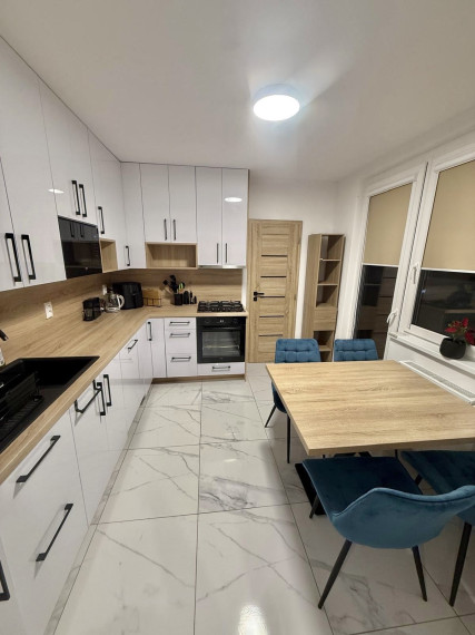 Iba u nás Vám Reality KOMPLEX s.r.o., ponúka na predaj dokonalý 2 izbový byt po kompletnej rekonštrukcií na Meštianskej ulici v meste Komárno !