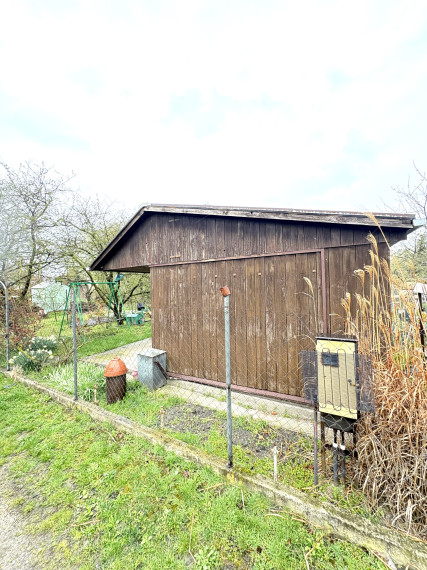 Iba u nás !!! Reality Komplex s.r.o., vám ponúka na predaj víkendový domček neďaleko, 10 kilometrov od Komárna, v blízkosti vodného kanála !!!