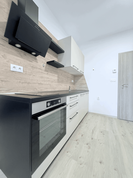 Reality KOMPLEX s.r.o. Vám ponúka NA PRENÁJOM garsónku s vl. parkovacím miestom v DS