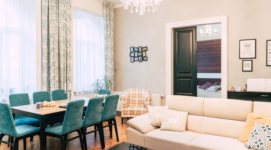 Reality KOMPLEX s.r.o. Vám ponúka na predaj jedinečný 3-izbový meštiansky byt, ktorý sa nachádza priamo v historickom centre mesta Komárno na ulici Pohraničná.