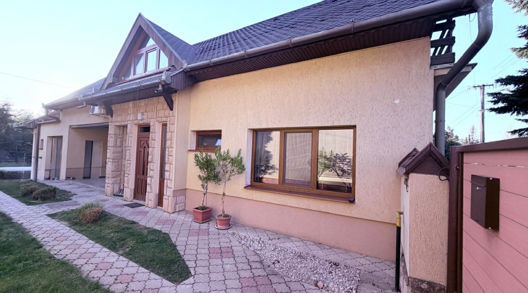 Reality KOMPLEX s.r.o Vám exkluzívne ponúka rodinny dom na predaj v Kolárove