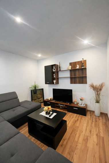 Reality KOMPLEX s.r.o. Vám  ponúka na predaj 3 izbový byt v meste Komárno.