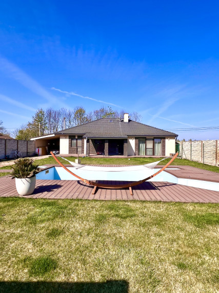 Reality KOMPLEX s.r.o. ponúka na PREDAJ EXKLUZÍVNY 4-IZBOVÝ RODINNÝ DOM S BAZÉNOM V GABČÍKOVE