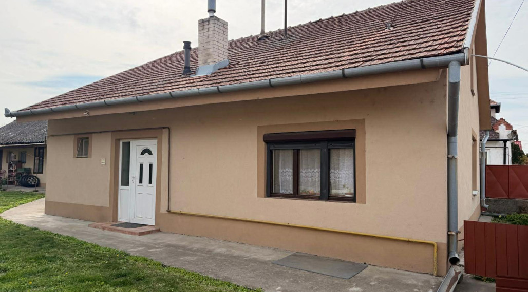 Reality KOMPLEX s.r.o Vám ponúka EXKLUZÍVNE ponúka na predaj rodinný dom v obci Zemianska Olča