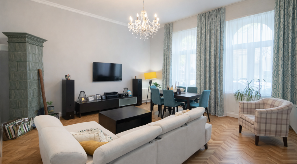 Reality KOMPLEX s.r.o. Vám ponúka na predaj jedinečný 3-izbový meštiansky byt, ktorý sa nachádza priamo v historickom centre mesta Komárno na ulici Pohraničná.