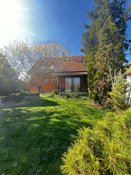 Reality KOMPLEX s.r.o. Vám  ponúka na predaj rodinný dom po kompletnej rekonštrukcii v pokojnej obci Čalovec