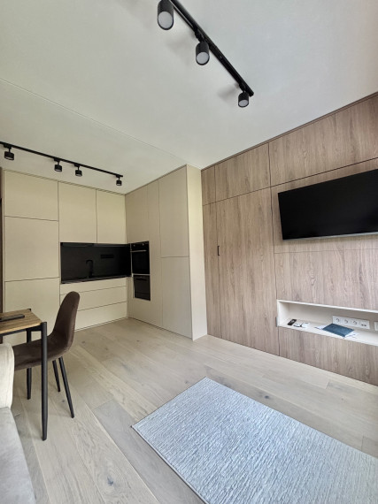 Iba u nás Vám Reality KOMPLEX s.r.o., ponúka na prenájom štýlový  jednoizbový byt neďaleko od centra  mesta Komárno.