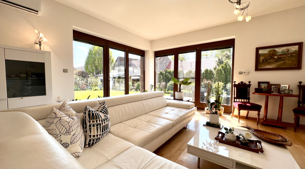 Reality KOMPLEX s.r.o. ponúka na PREDAJ NADŠTANDARDNÝ 4-IZBOVÝ RODINNÝ DOM s DVOJGARÁŽOU A KRYTOU TERASOU v KOMÁRNE