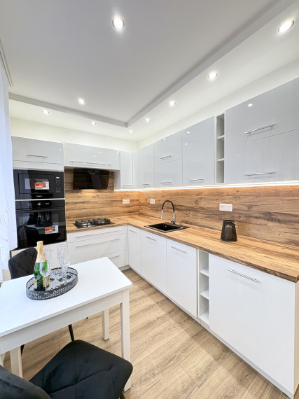 IBA U NÁS !!! Reality KOMPLEX s.r.o. Vám ponúka na PREDAJ tento nádherný, kompletne zrekonštruovaný  dvojizbový tehlový byt s balkónom vo vyhľadávanej lokalite v Komárne !!!