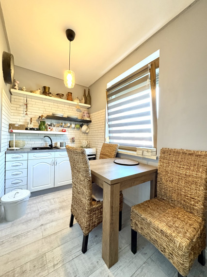 IBA U NÁS !!! Reality KOMPLEX s.r.o. Vám ponúka na PREDAJ tento nádherný, kompletne zrekonštruovaný dvojizbový byt vo vynikajúcej lokalite mesta Komárno !!!