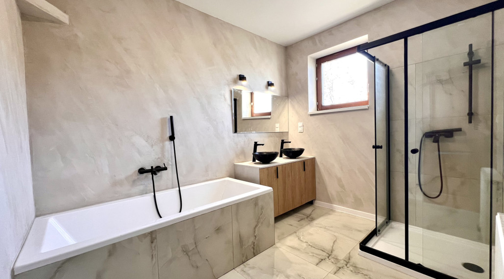 Reality KOMPLEX s.r.o. ponúka na PREDAJ moderný 4-izbový rodinný dom s veľkým pozemkom a dvojgarážou v obci Veľké Dvorníky.