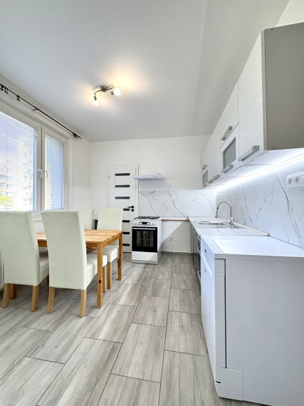 IBA U NÁS !!! Reality KOMPLEX s.r.o., Vám ponúka kompletne zrekonštruovaný 4-izbový byt s loggiou na prenájom v dobrej lokalite v Komárne !!!