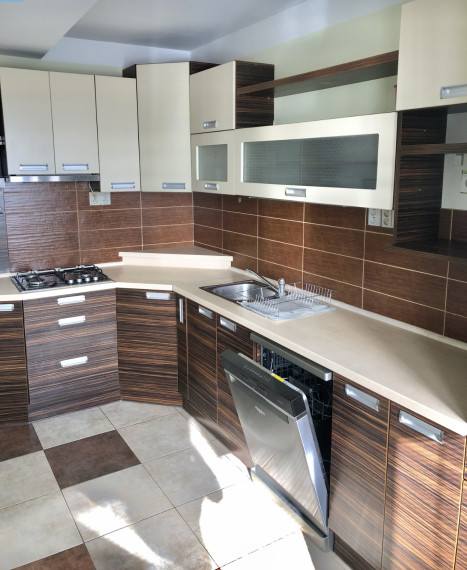 Reality KOMPLEX s.r.o., Vám ponúka na predaj veľkoplošný 3 izbový byt po kompletnej rekonštrukcií na Vodnej  ulici v meste Komárno !