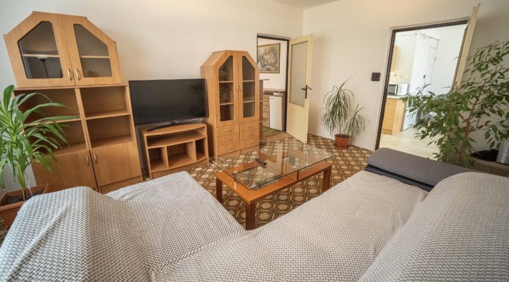 Pozor zľava !!! Reality KOMPLEX s.r.o. Vám ponúka na PREDAJ priestranný, 3 izbový byt na najlepšej adrese v meste Hurbanovo !!!