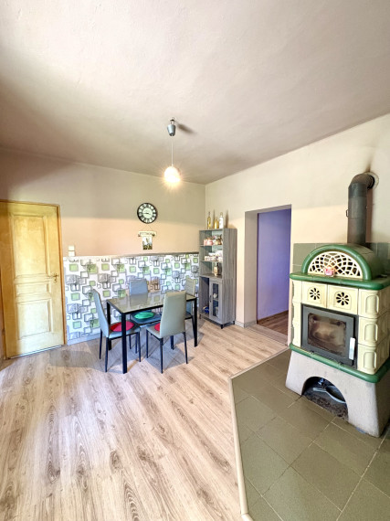 Exkluzívne iba u nás !!! Reality KOMPLEX s.r.o., Vám ponúka zrekonštruovaný 4 izbový rodinný dom s pozemkom vo vyhľadávanej lokalite v úplne tichom prostredí, obci  Bátorove Kosihy !!!