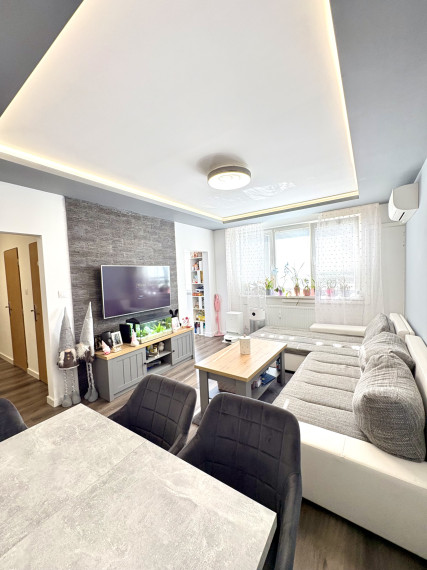 IBA U NÁS !!! Reality KOMPLEX s.r.o. Vám ponúka na PREDAJ tento nádherný, kompletne zrekonštruovaný dvojizbový byt s balkónom vo vynikajúcej lokalite mesta Komárno !!!