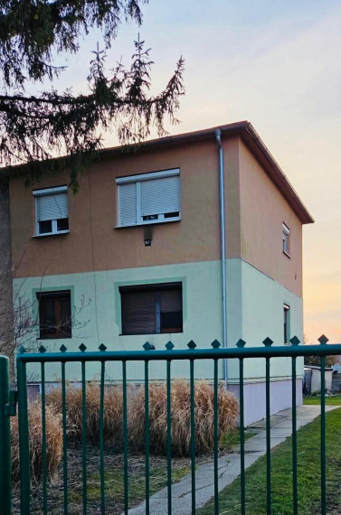 Reality KOMPLEX s.r.o Vám EXKLUZÍVNE ponúka na predaj 3 izbový byt v Zemianskej Olči