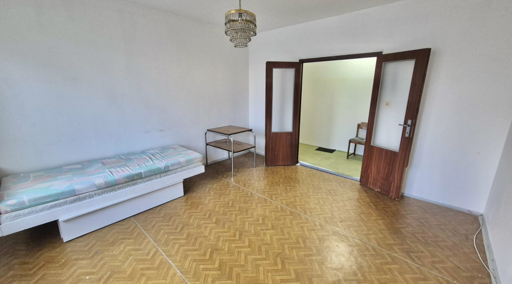 Reality KOMPLEX s.r.o., Vám ponúka na PREDAJ priestranný 1  izbový  byt s lodžiou a pivnicou v meste  Komárno !!!
