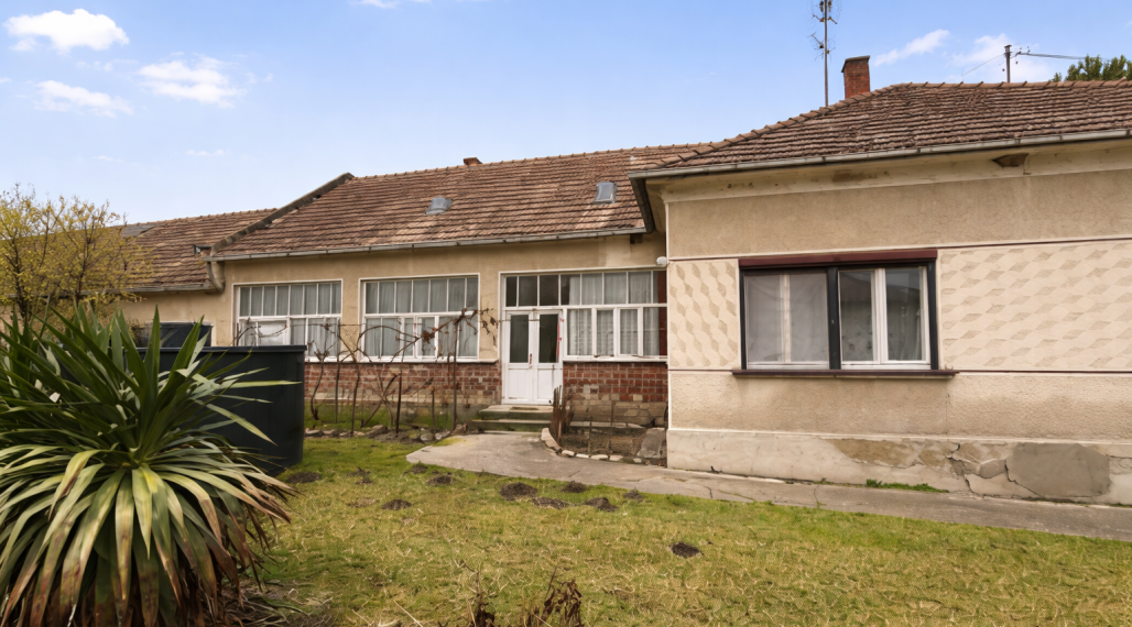 Reality KOMPLEX s.r.o. Vám ponúka rodinný dom s historickým nádychom na veľkorysom pozemku v centre obce Ňárad.