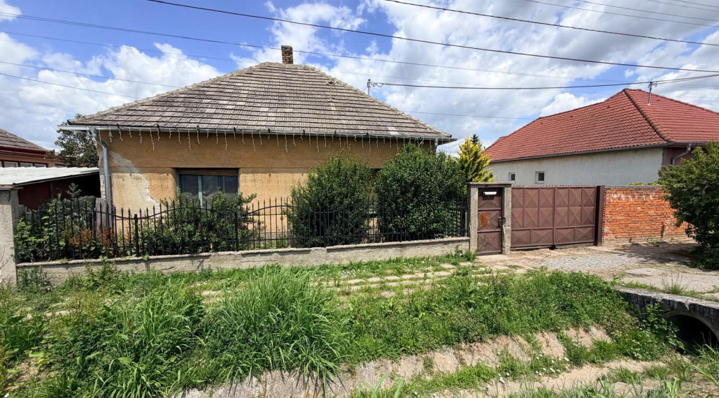Reality KOMPLEX s.r.o Vám exkluzívne ponúka na predaj rodinnỳ dom v Kolárovo
