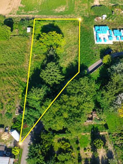 Reality KOMPLEX s.r.o Vám ponúka na predaj priestranný stavebný pozemok s výmerou 1300 m² v obci Topoľníky