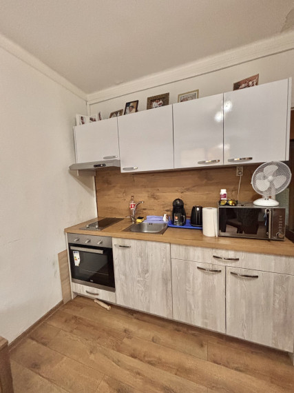 Exkluzívne iba u nás Vám Reality KOMPLEX s.r.o., ponúka na PREDAJ útulnú rekonštruovanú garzónku v Meste Komárno.