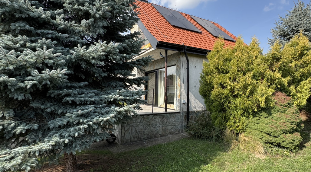 IBA U NÁS !!! Reality KOMPLEX s.r.o. Vám ponúka na PREDAJ zrekonštruovanú chatu v nádhernom, tichom prostredí 100m od Virtskom jazere !!!