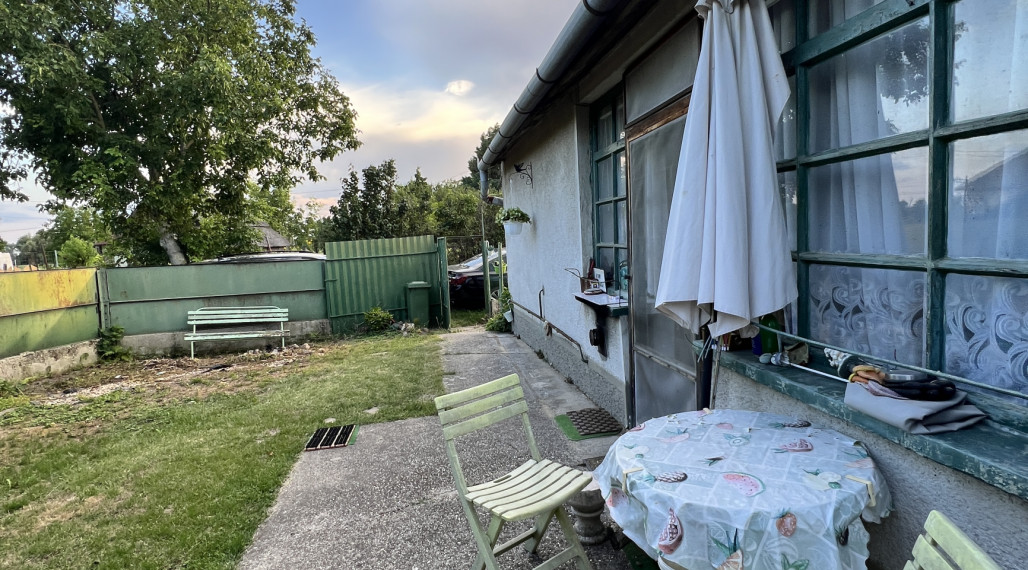 Na PREDAJ menší rodinný dom na veľkom pozemku v tichom prostredí v Martovciach!